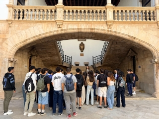 Estudiantes IES Capdepera atienden a las explicaciones de la jefa de prensa del TSJ de Illes Balears